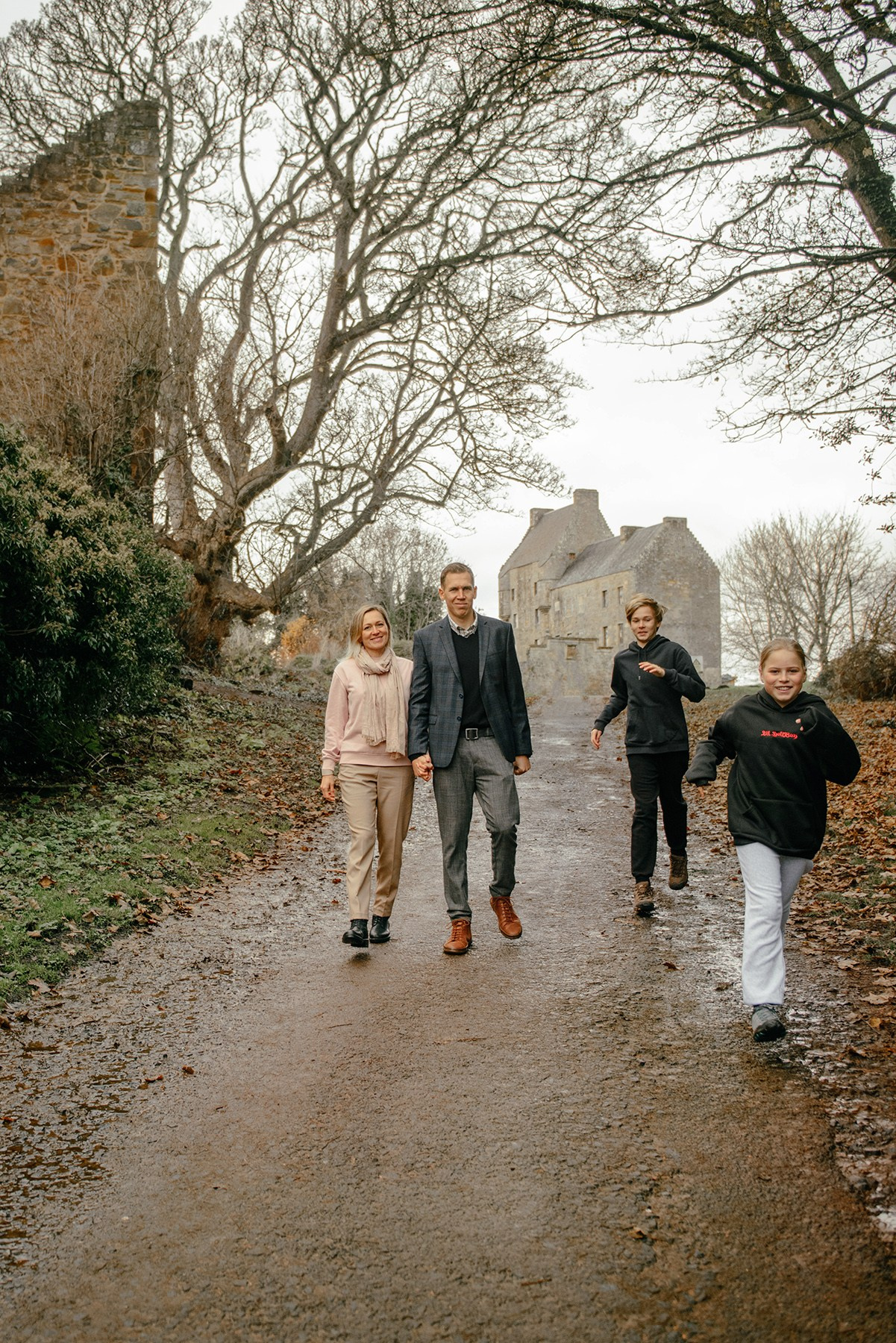 family photo shoot in Scotland, photo shoot at the castle