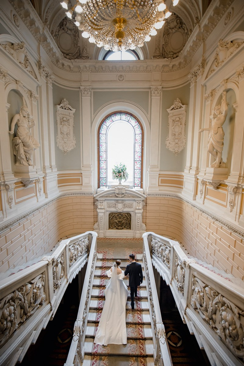 жених и невеста на лестнице