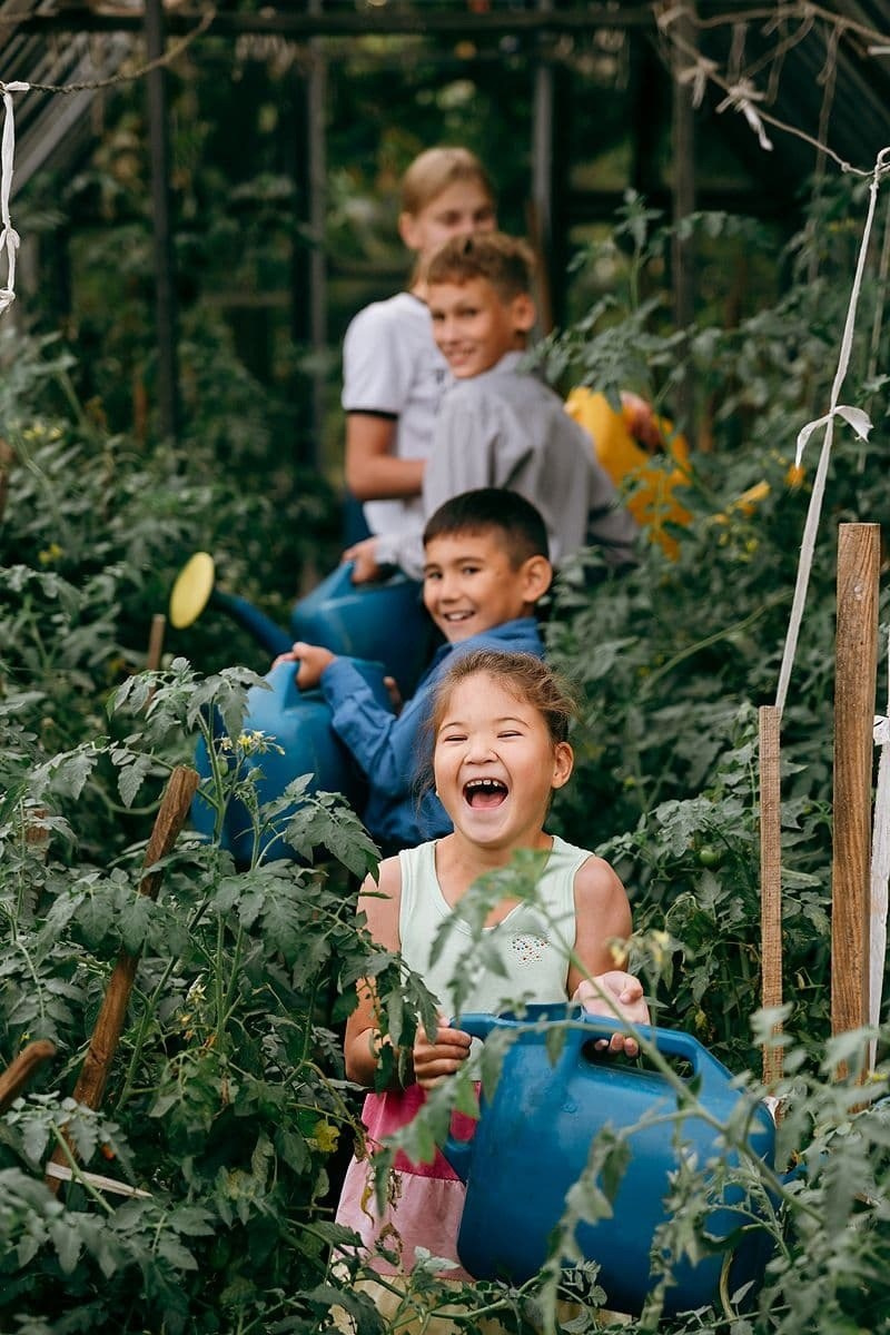 Дети в теплице, фото для проекта АиФ, Сто семей - сто детей.