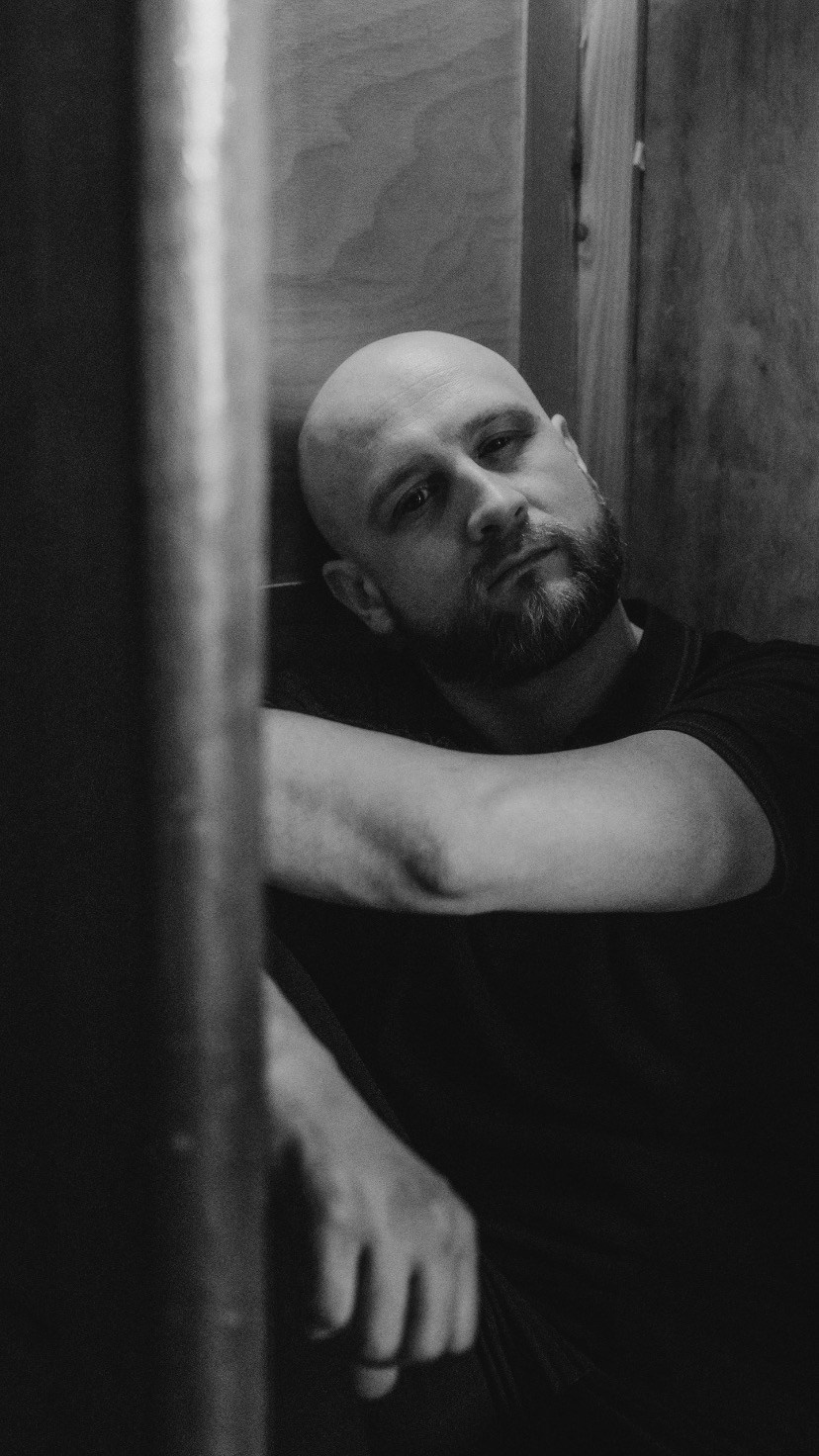 Креативная интерьерная фотосъемка для портала экспертов, мужчина сидит на полу для оформления профессионального блога, спб.