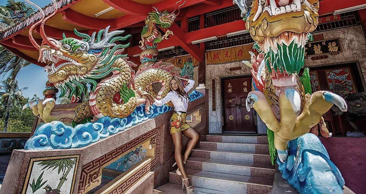 фотосессия экскурсия Буддистский храм на Пхукете с драконами красивая девушка лучший фотограф Phuket китайский дракон заказать фотосессию цена стоимость идея место образ поза