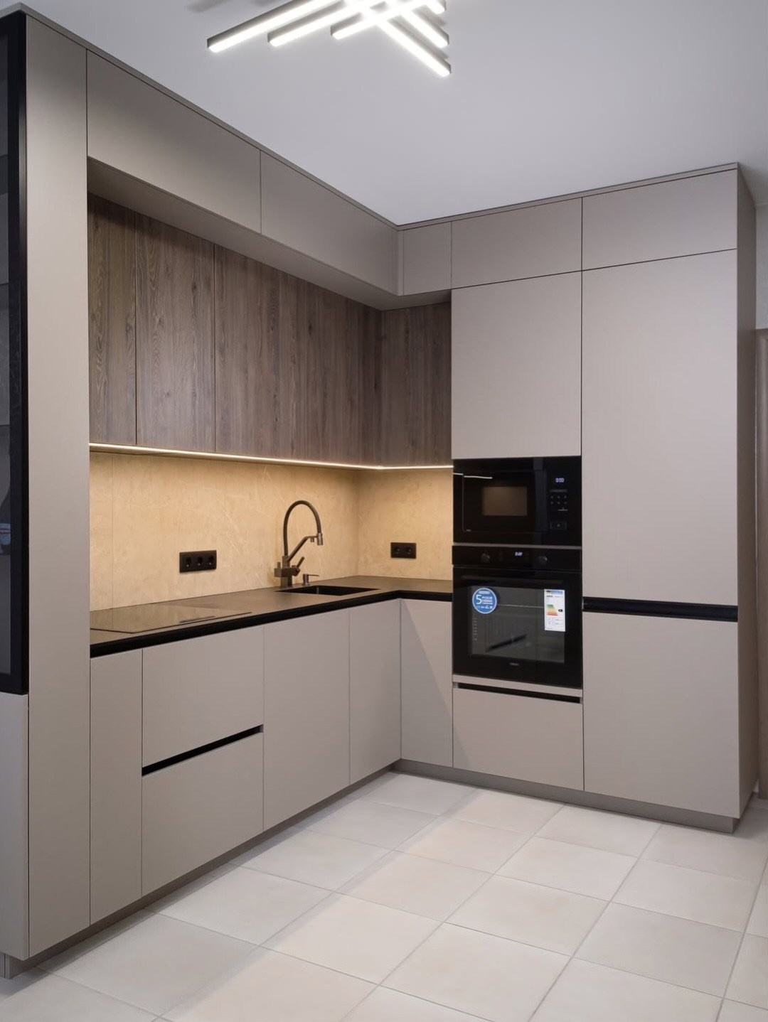 Минималистичная угловая кухня до потолка | OXY Design. Дизайн интерьера, мебели и ландшафта на КМВ | OXY Design