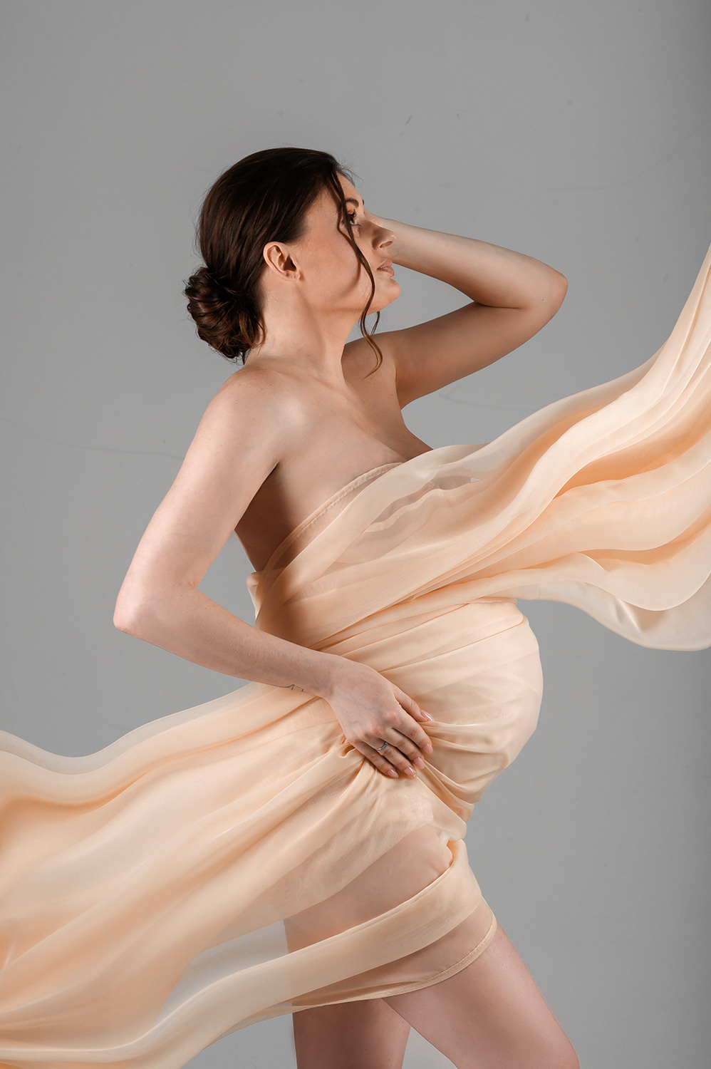 Съемка беременных в фотостудии, креативная фотосессия для беременных