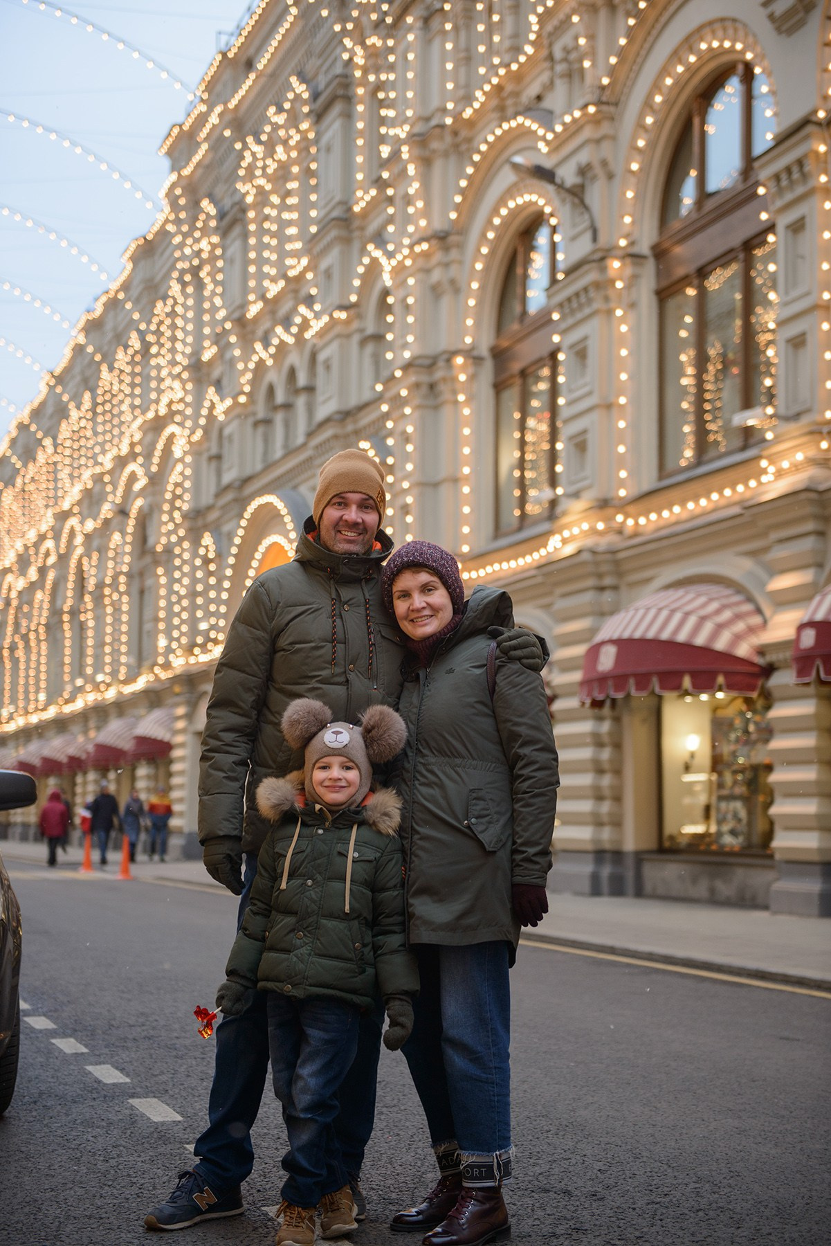 family photo shoot walking in the city. New Year Christmas photoshoot (Photographer in Edinburgh Elena Carruthers)