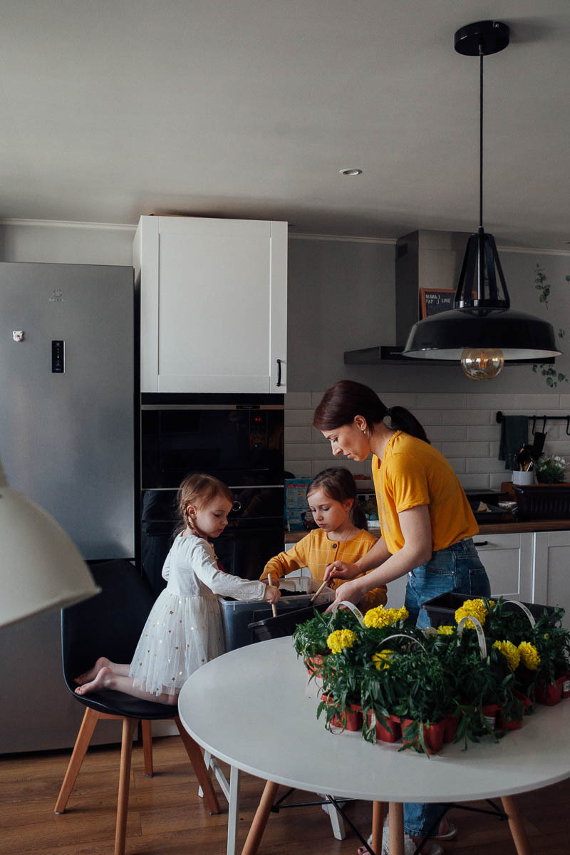 Цветы на подоконнике. Семейный и свадебный фотограф в Москве Жнякина Юлия