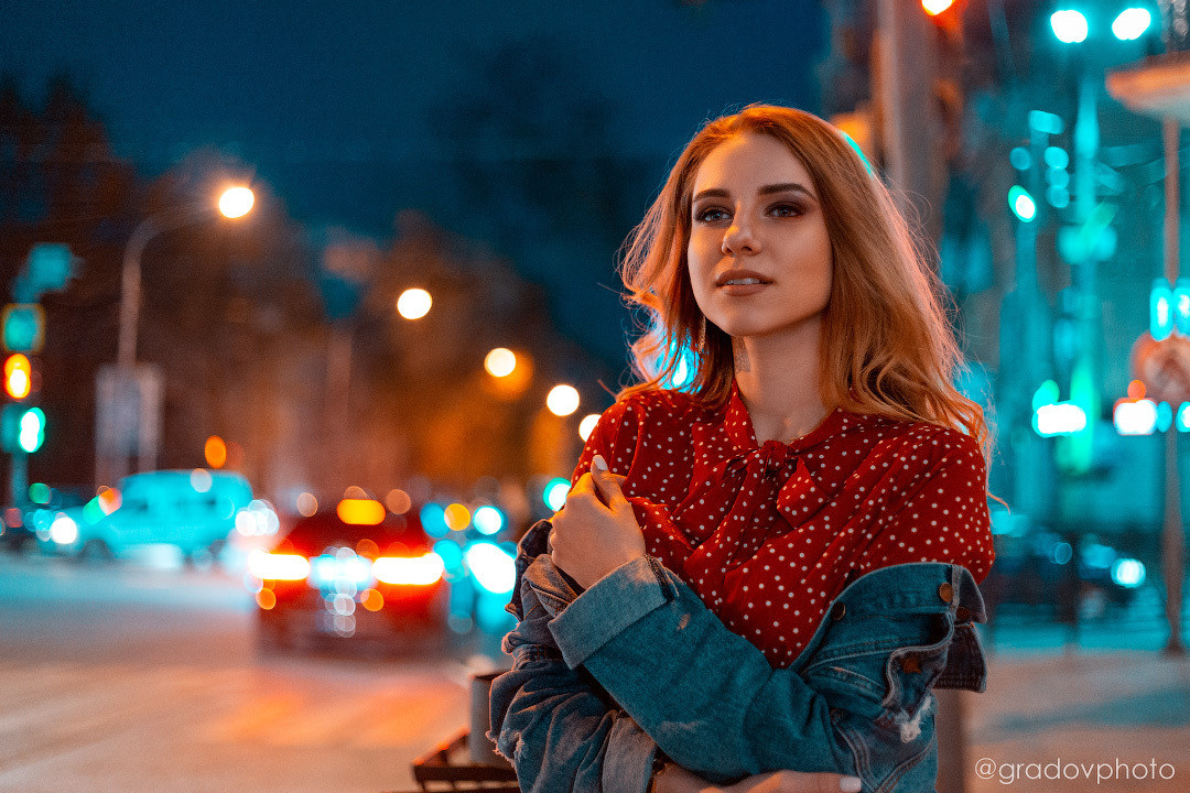 Фото девушки в ночном городе