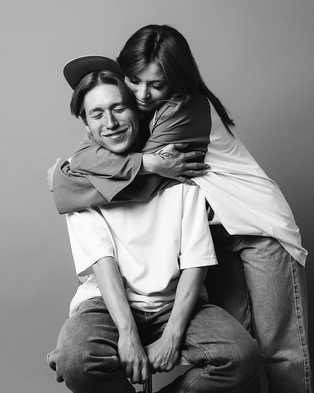 Фон «Волжский песочек» в фотостудии автопортрета ч/б и цвет