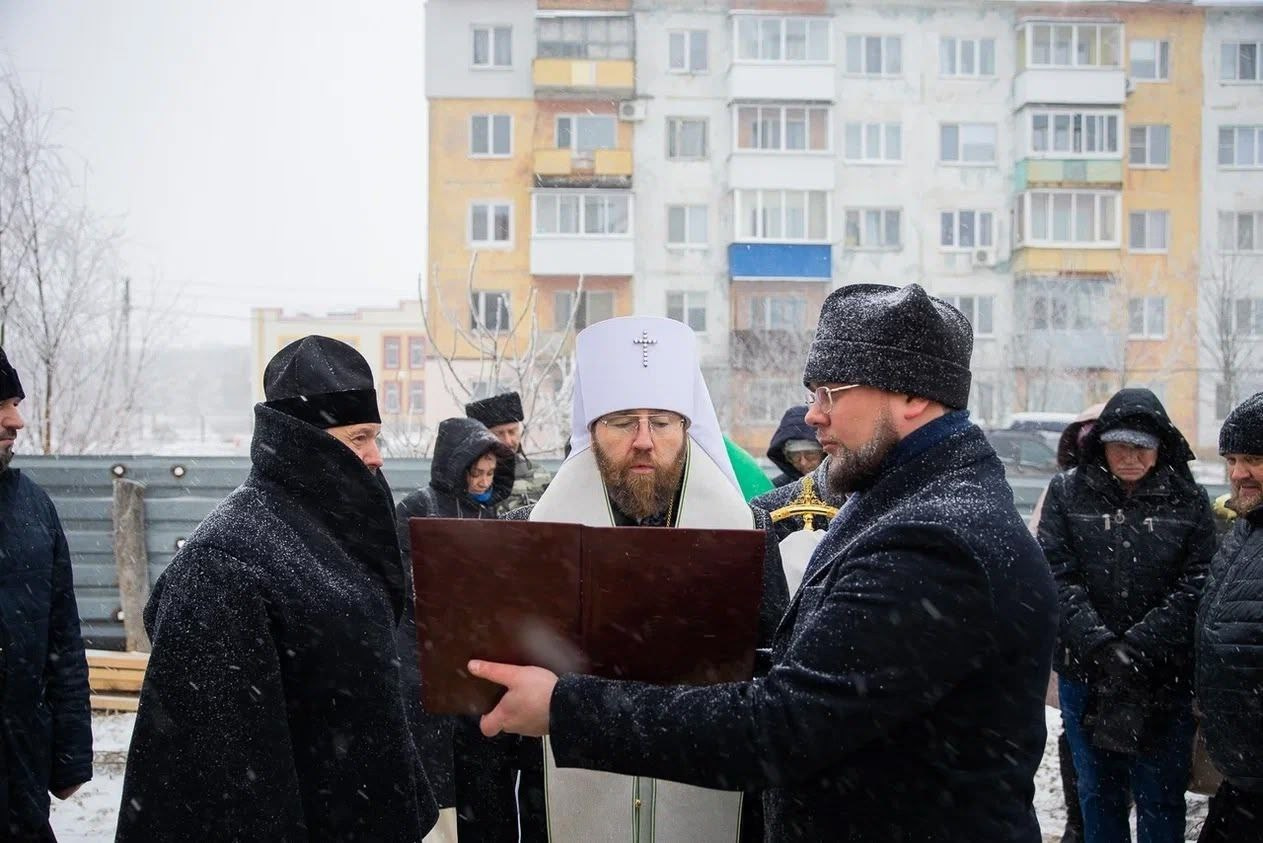 Благочинный Северо-Западного храма принял участие в освящении куполов строящегося храма. Саратовское Северо-Западное благочиние