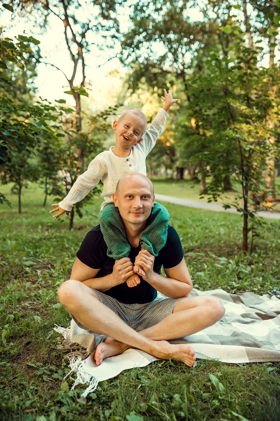 В сквере Миндовского. Семейный фотограф в Перми Ольга Гилева. Выпускные альбомы