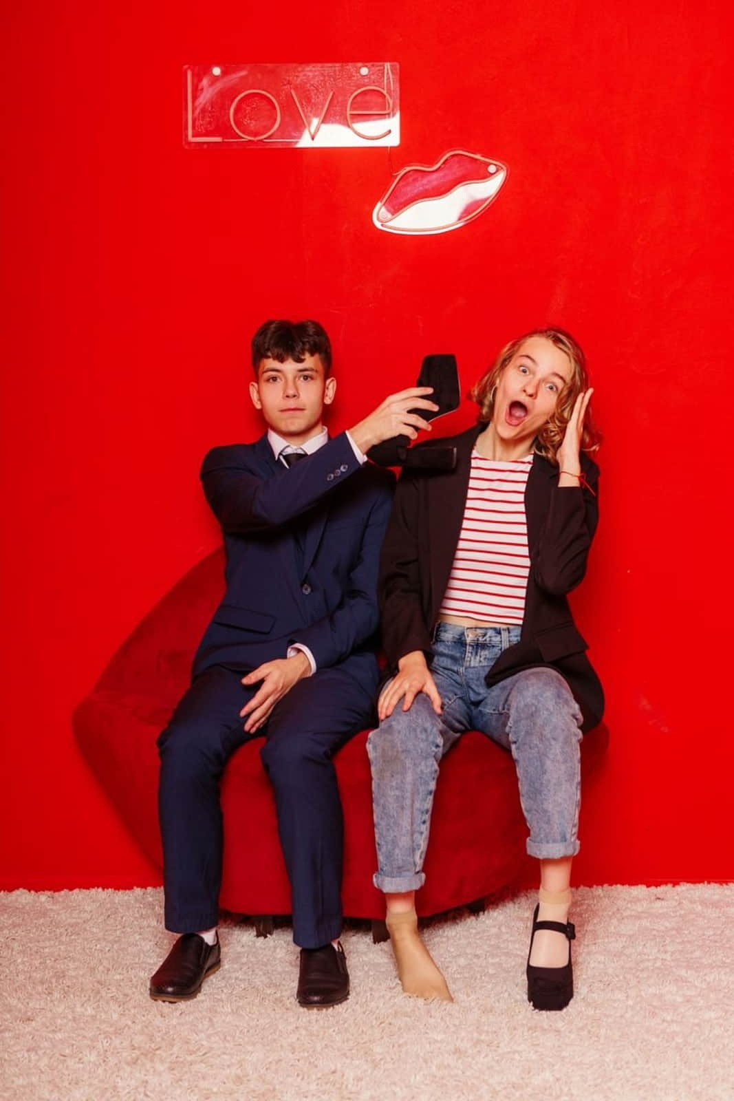 стильные яркие фото для выпускного альбома в красной локации фотостудия сигма красноярск