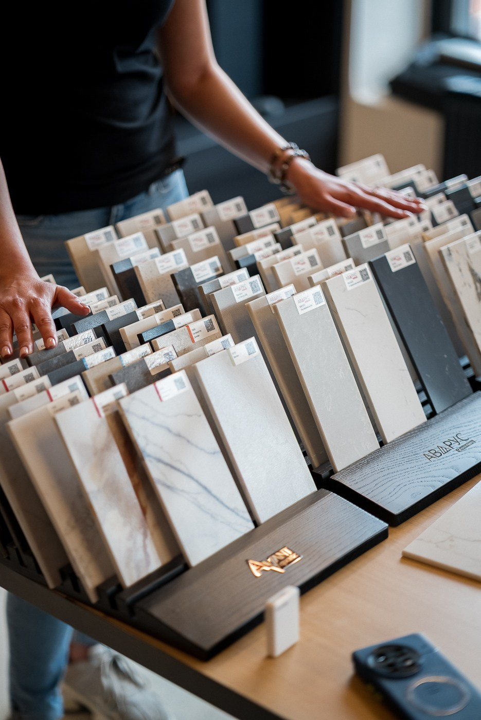 Презентация компании INTERSTONE — производителя и поставщика кварцевого камня, акрилового камня и широкоформатных керамических плит. ВУД ТВОРЕЦ мебельная фабрика|ТВОРЕЦ студия мебели