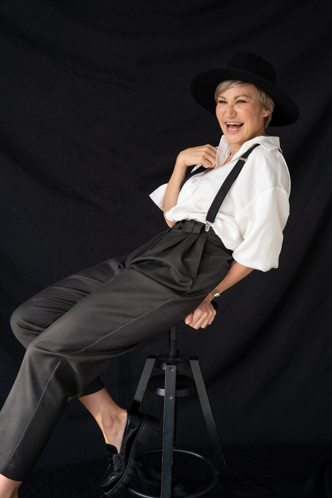 фотосессия для женщины в студии на черном фоне