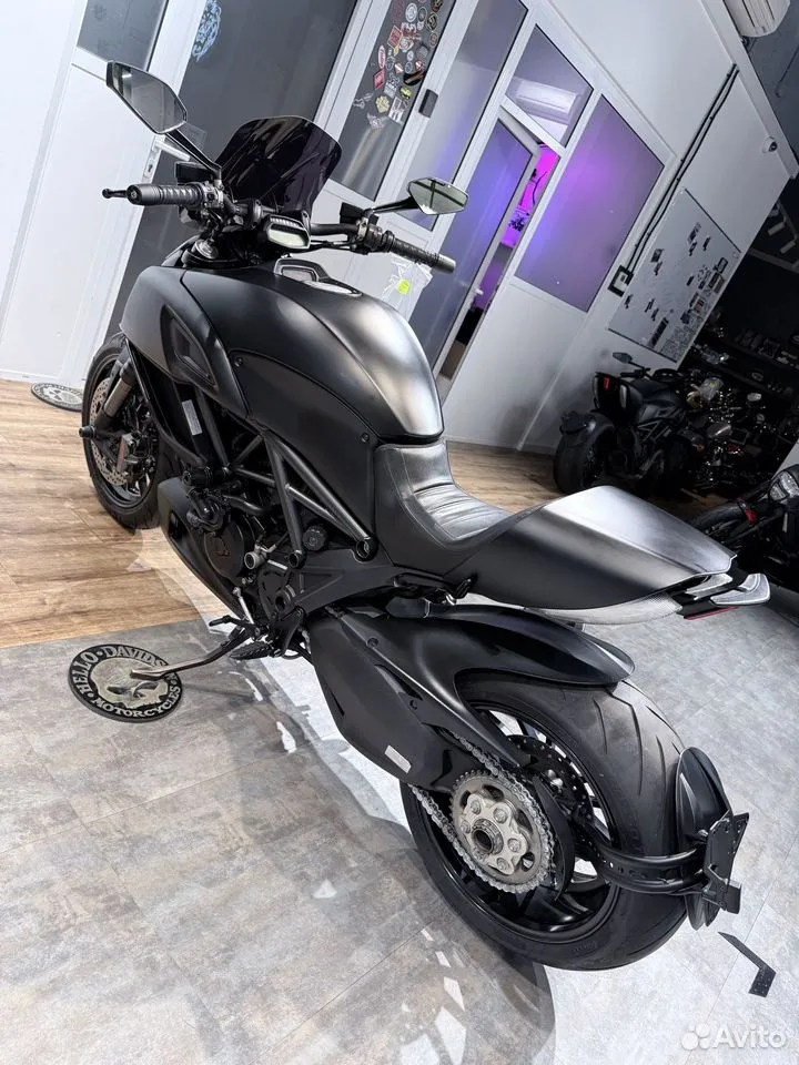 Купить 2015 Ducati Diavel (Dark Stealth) — подробнее на сайте. Hello Davidson, Москва. Только хорошие мотоциклы…
