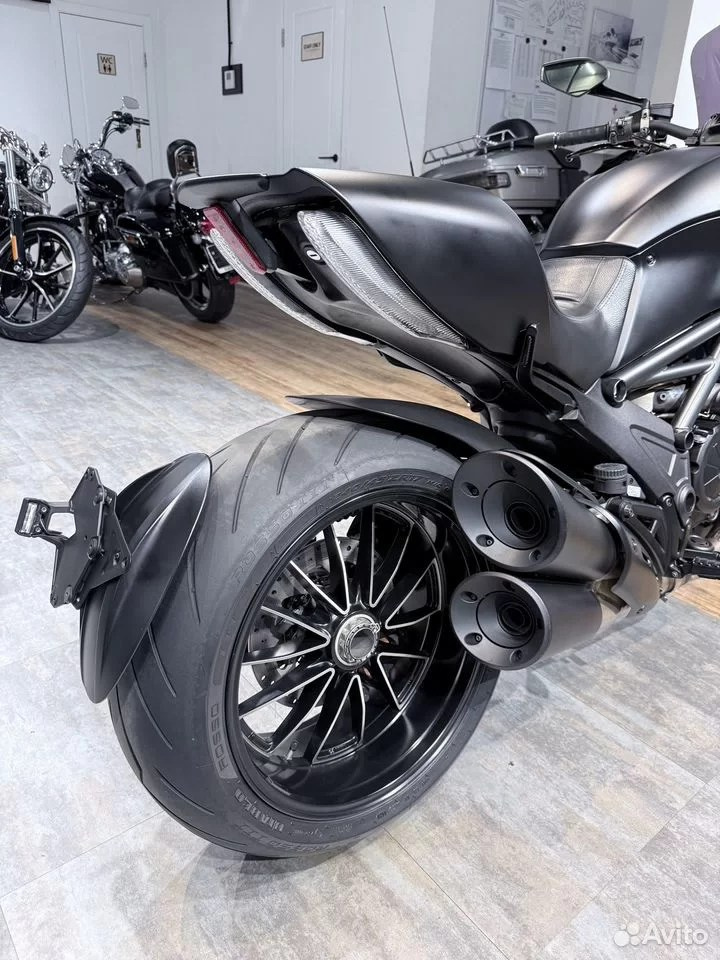 Купить 2015 Ducati Diavel (Dark Stealth) — подробнее на сайте. Hello Davidson, Москва. Только хорошие мотоциклы…