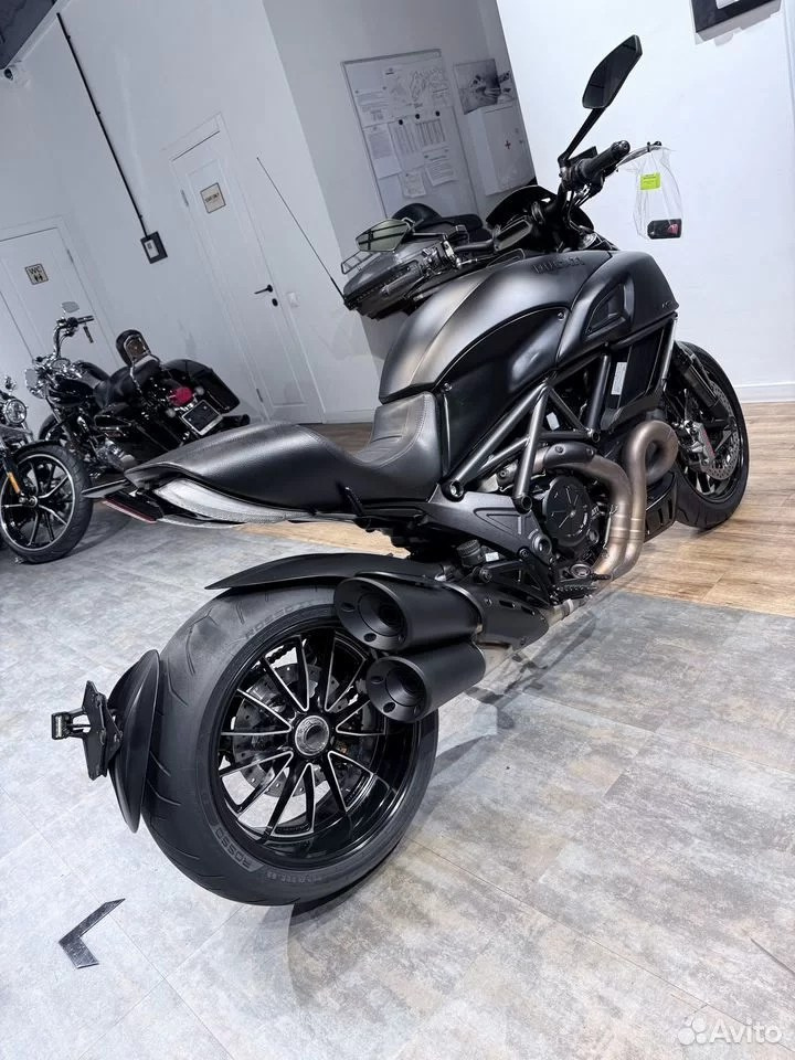 Купить 2015 Ducati Diavel (Dark Stealth) — подробнее на сайте. Hello Davidson, Москва. Только хорошие мотоциклы…