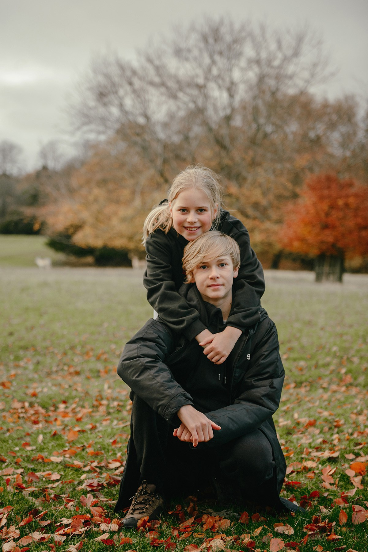 siblings in Scotland in autumn, family photoshoot