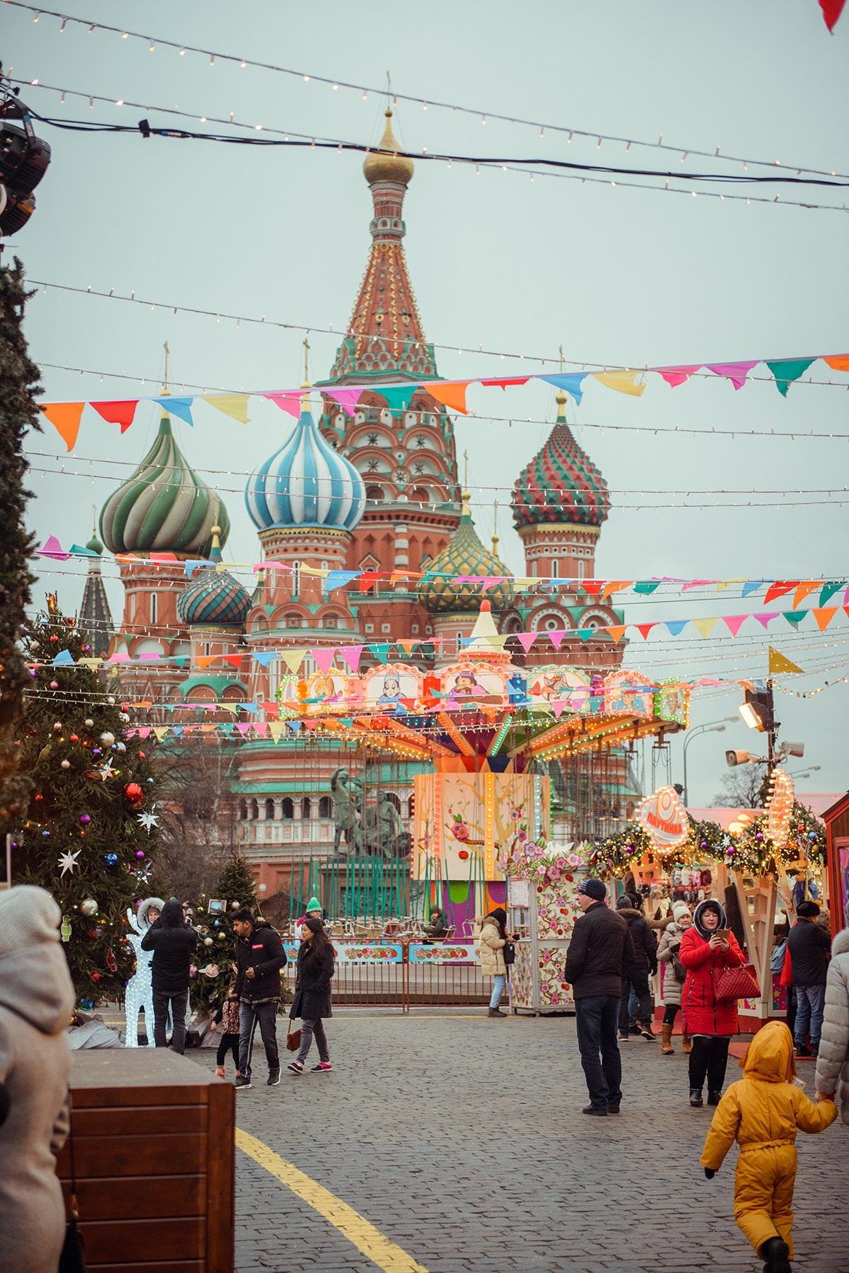 family photo shoot walking in the city. New Year Christmas photoshoot (Photographer in Edinburgh Elena Carruthers)