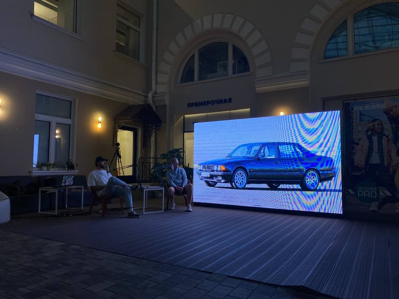 9 сентября в пространстве Raskroi (СПб) прошло мероприятие посвященное гению автомобильного дизайна — «Крис Бэнгл — путь легенды». Автомобильный фотограф Антон Цырулев