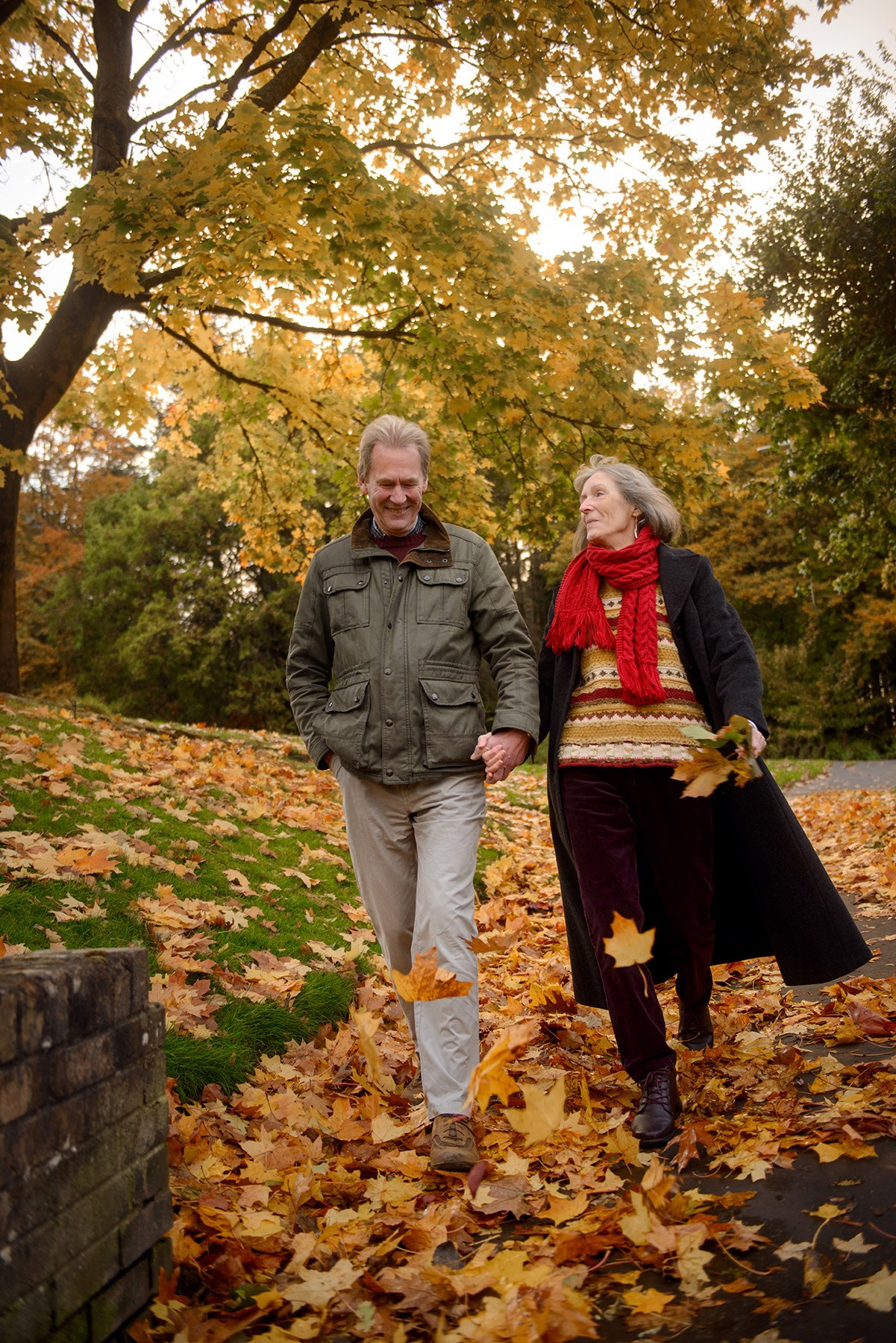 Photo session for a couple in a local autumn Scotland park. Elena Carruthers family photographer in Scotland (Edinburgh, Glasgow)