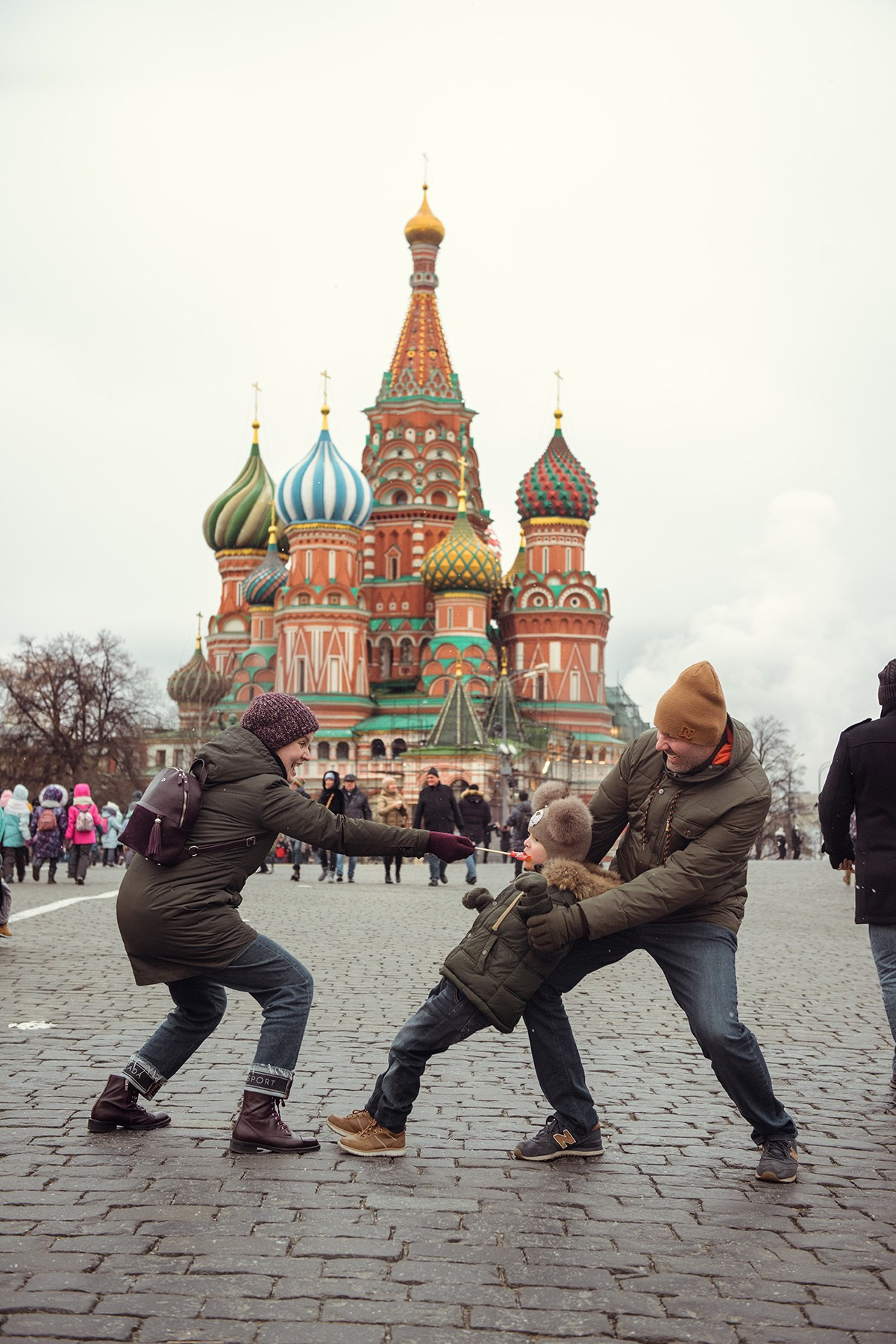 family photo shoot walking in the city. New Year Christmas photoshoot (Photographer in Edinburgh Elena Carruthers)