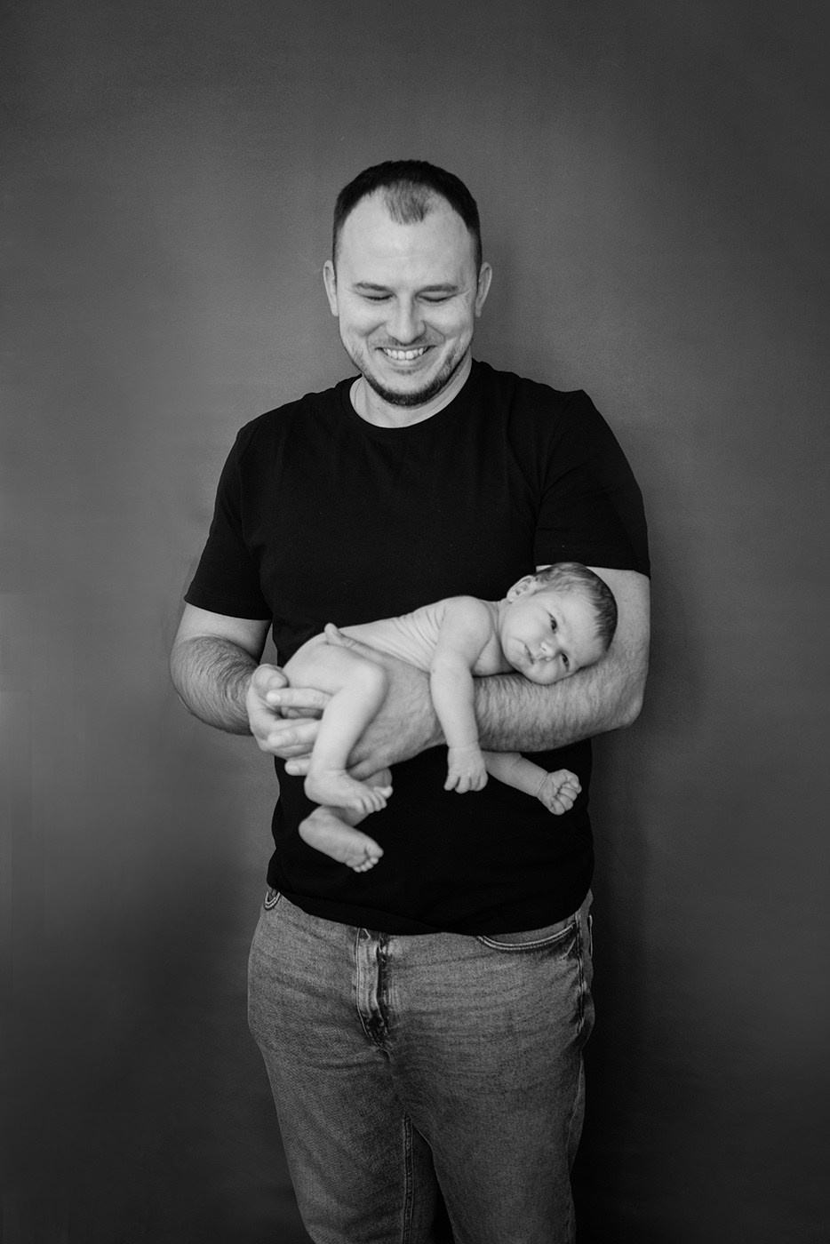 A family photo shoot at home, a family with a newborn baby. Photographer Elena Carruthers, Scotland