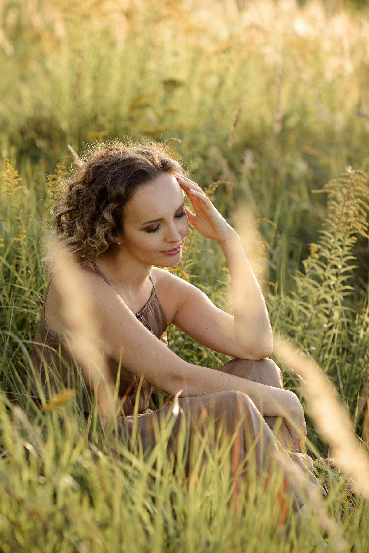 A photo shoot for a woman l in the field. Sunset photo shoot for a girl. (photographer in Edinburgh Elena)