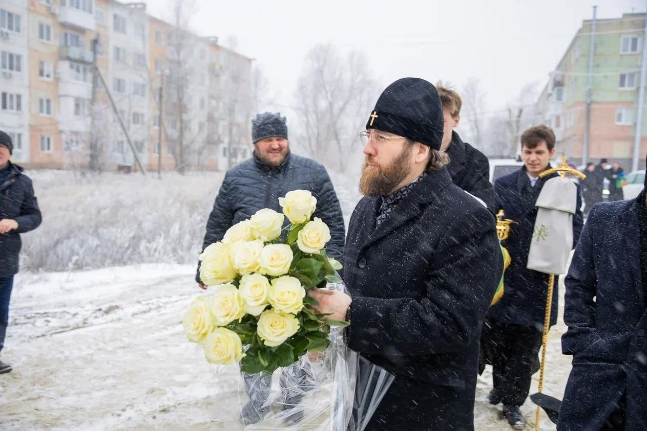 Благочинный Северо-Западного храма принял участие в освящении куполов строящегося храма. Саратовское Северо-Западное благочиние