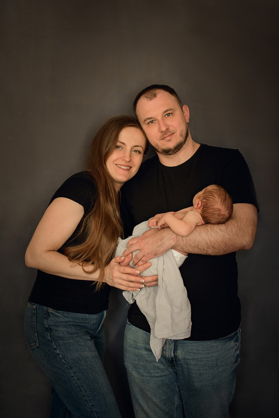 A family photo shoot at home, a family with a newborn baby. Photographer Elena Carruthers, Scotland