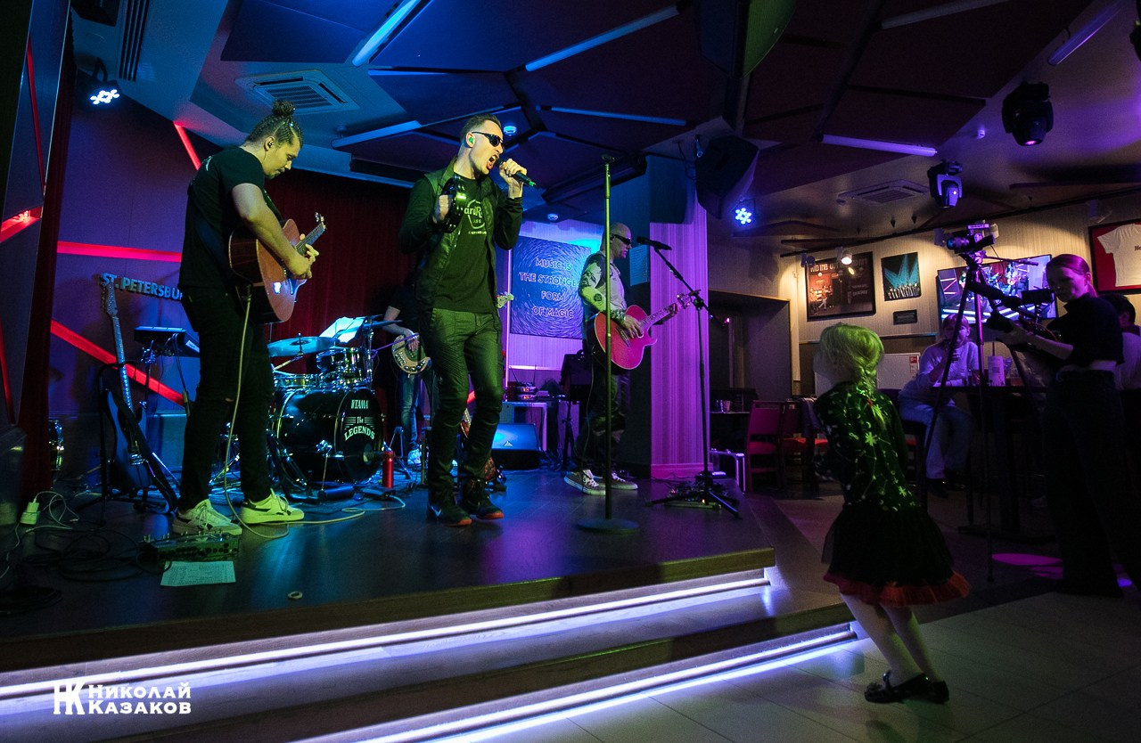 Рок группа БУЛДЫРДЫШ на сцене в лучах софитов.