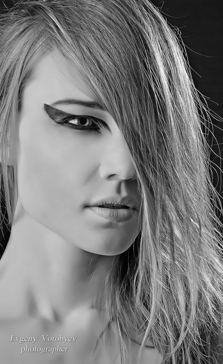 Студийная фотосессия чб чёрнобелая фотограф фотостудия в Красноярске красивая девушка лучший выбрать фотостудию идея образ причёска макияж визажист стилист примеры фото позы для фотосессии