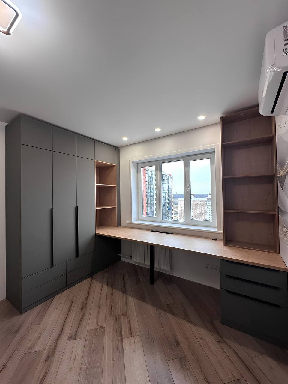 рабочая зона на заказ по индивидуальным размерам в Москве, Люберцах - рабочая зона с распашным шкафом и полками, рабочая зона у окна заказать в Москве