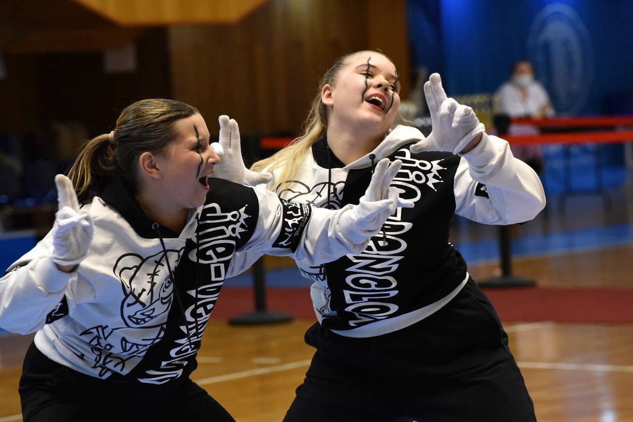 Яркое выступление дуэта в гриме по мотивам фильма "Оно"