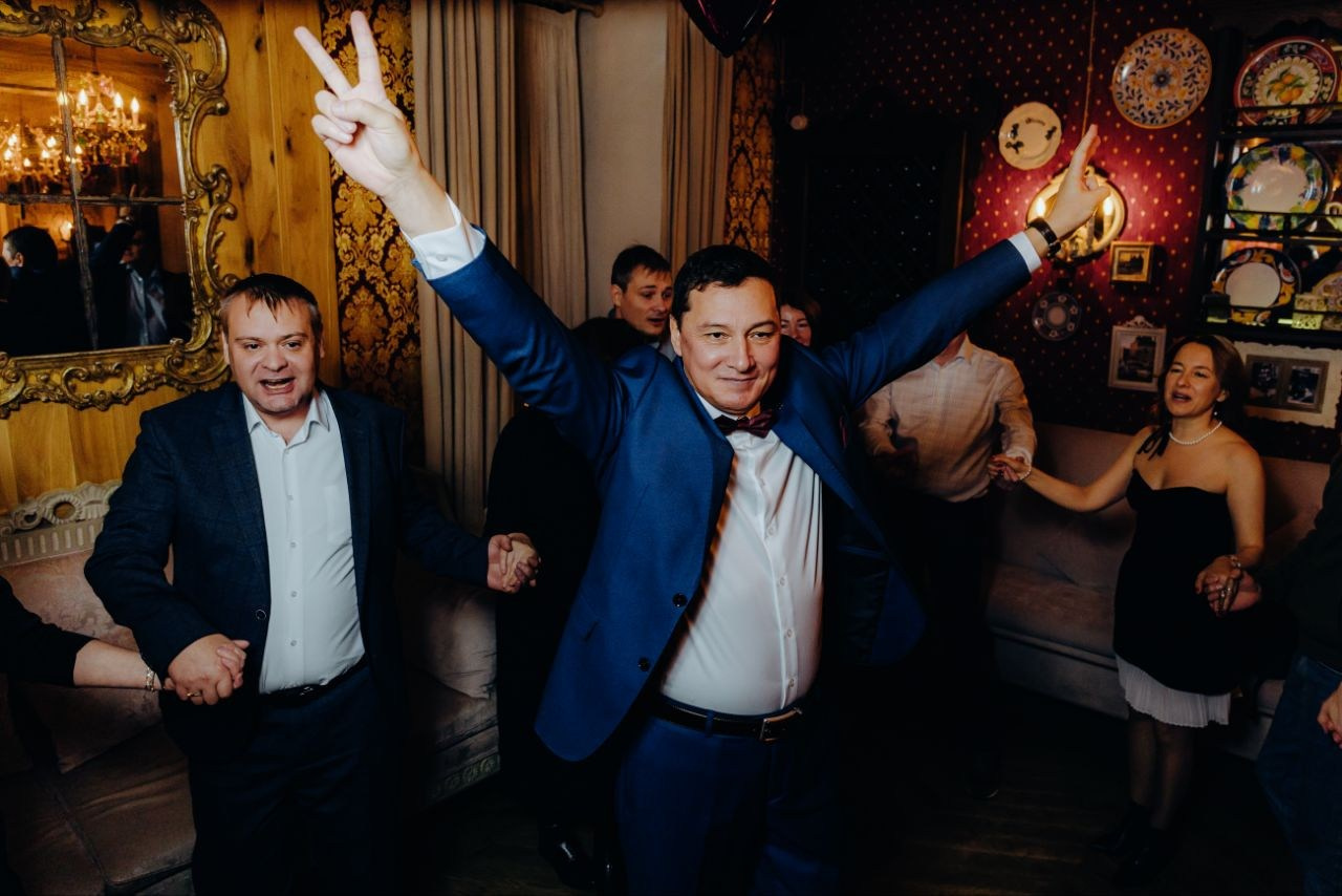 Ведущий + диджей + 1 из 8 моих услуг в подарок!