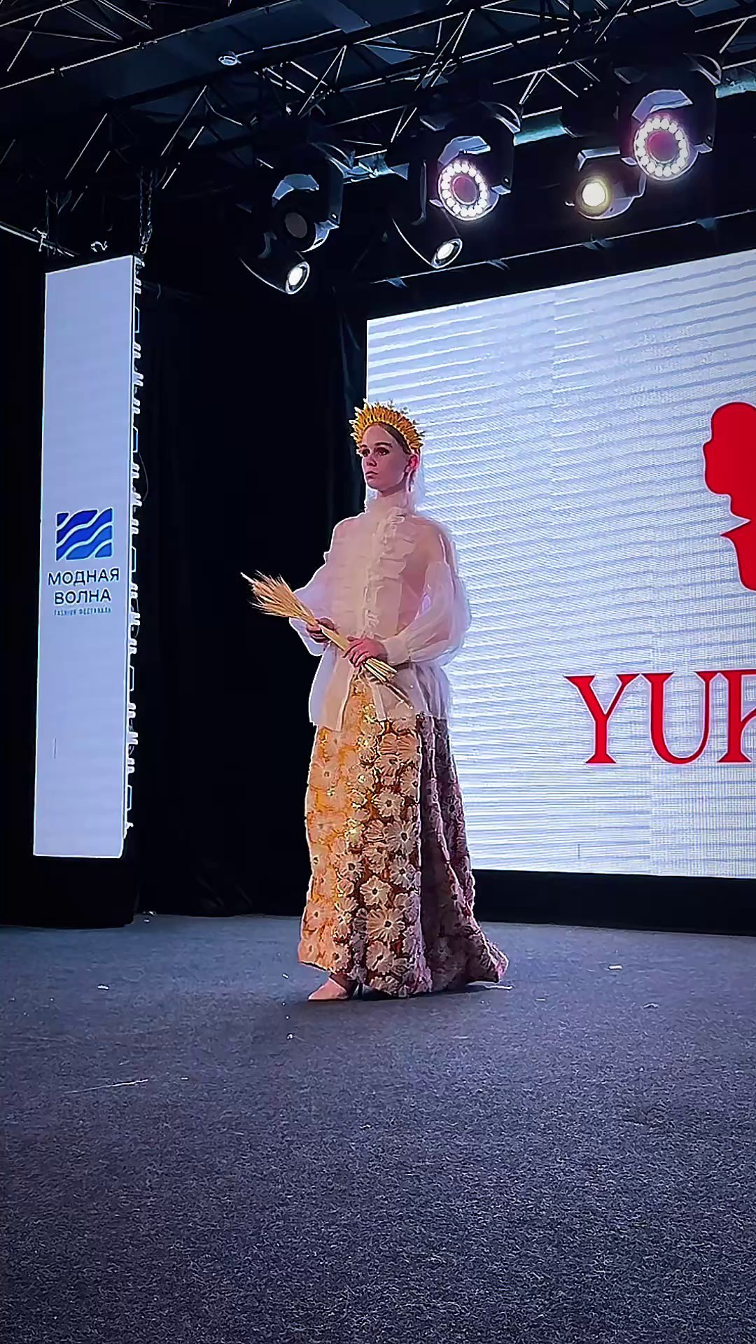 Модный показ YURESKA. Студия фото, видеографии и мультимедийного дизайна в Москве Multi Frame Studio