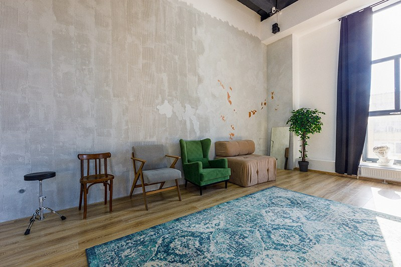 аренда фотостудии Oкла для мероприятий с зоной отдыха, креслами и панорамными окнами