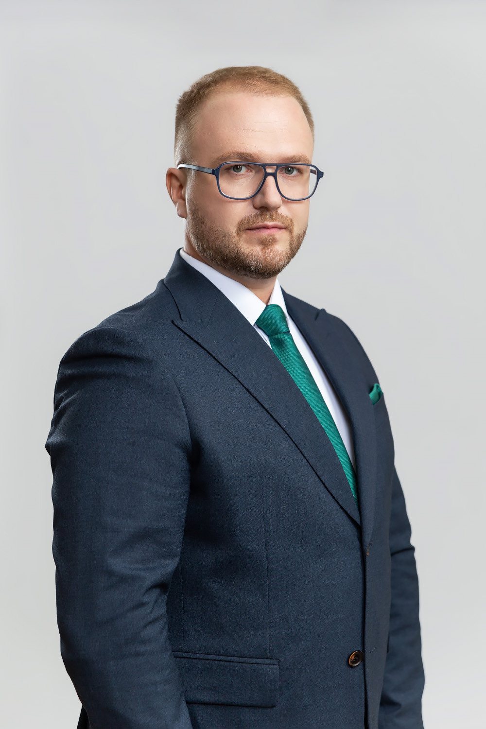 Портрет руководителя в костюме на белом фоне