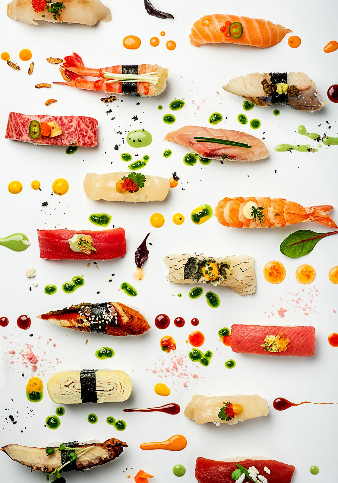 Фотография роллов на белом фоне