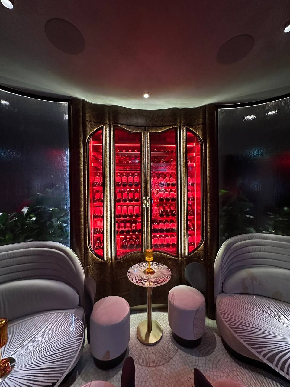 Сложное — возможное: радиусная облицовка корнем ореха. DRVO — мебельное производство полного цикла