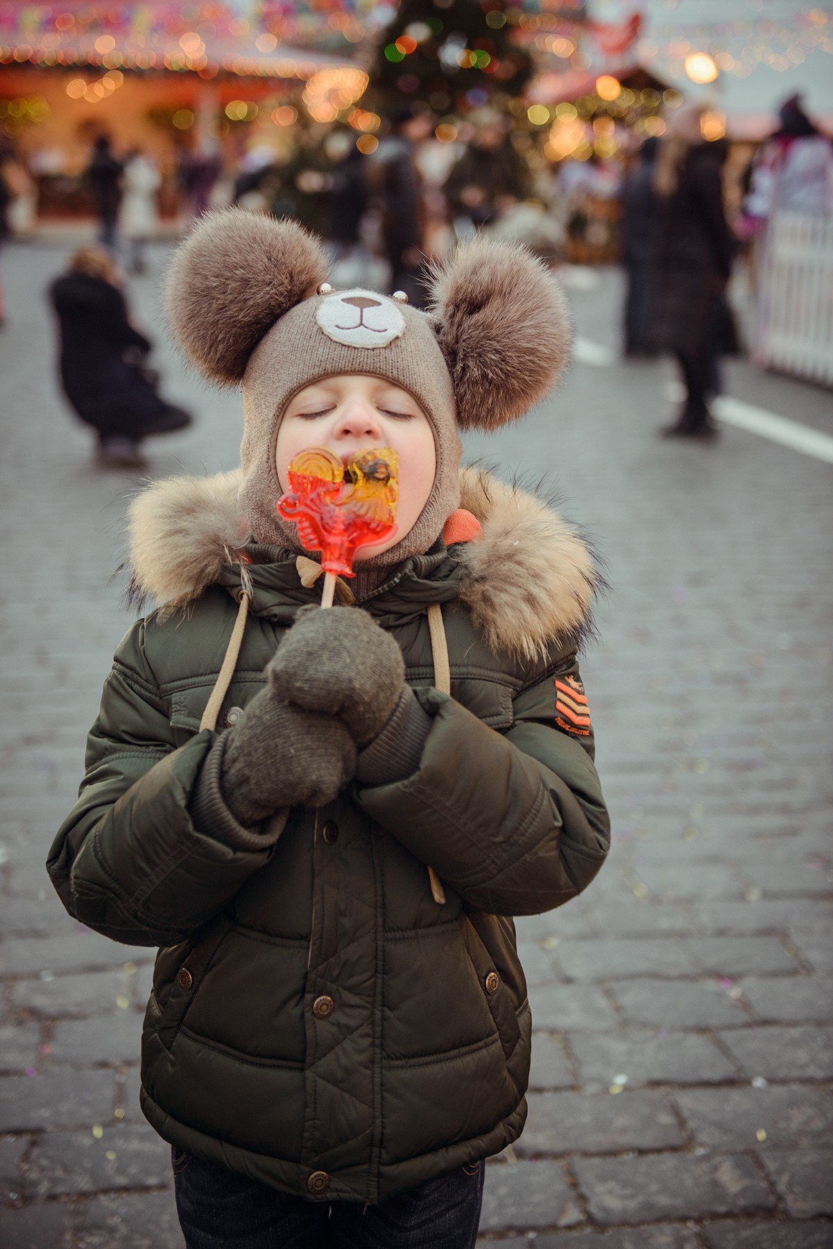 family photo shoot walking in the city. New Year Christmas photoshoot (Photographer in Edinburgh Elena Carruthers)