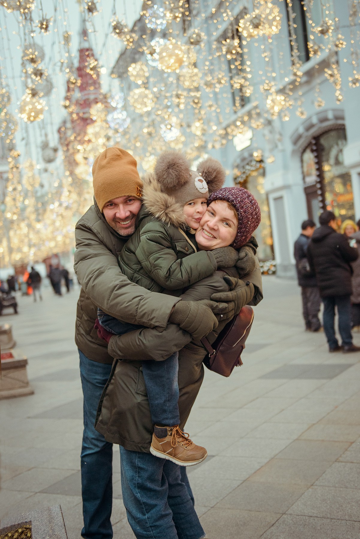 family photo shoot walking in the city. New Year Christmas photoshoot (Photographer in Edinburgh Elena Carruthers)