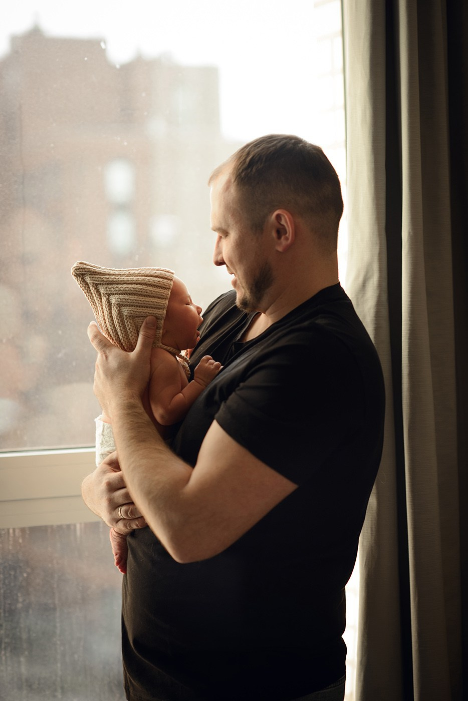A family photo shoot at home, a family with a newborn baby. Photographer Elena Carruthers, Scotland
