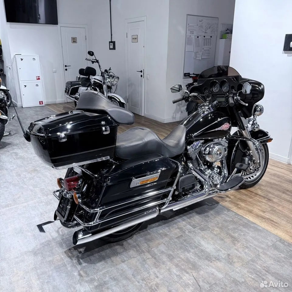 Купить Harley-Davidson 2010 HD Electra Glide (Vivid Black Double Stripe) (Touring) — подробнее на сайте. Hello Davidson, Москва. Только хорошие мотоциклы…