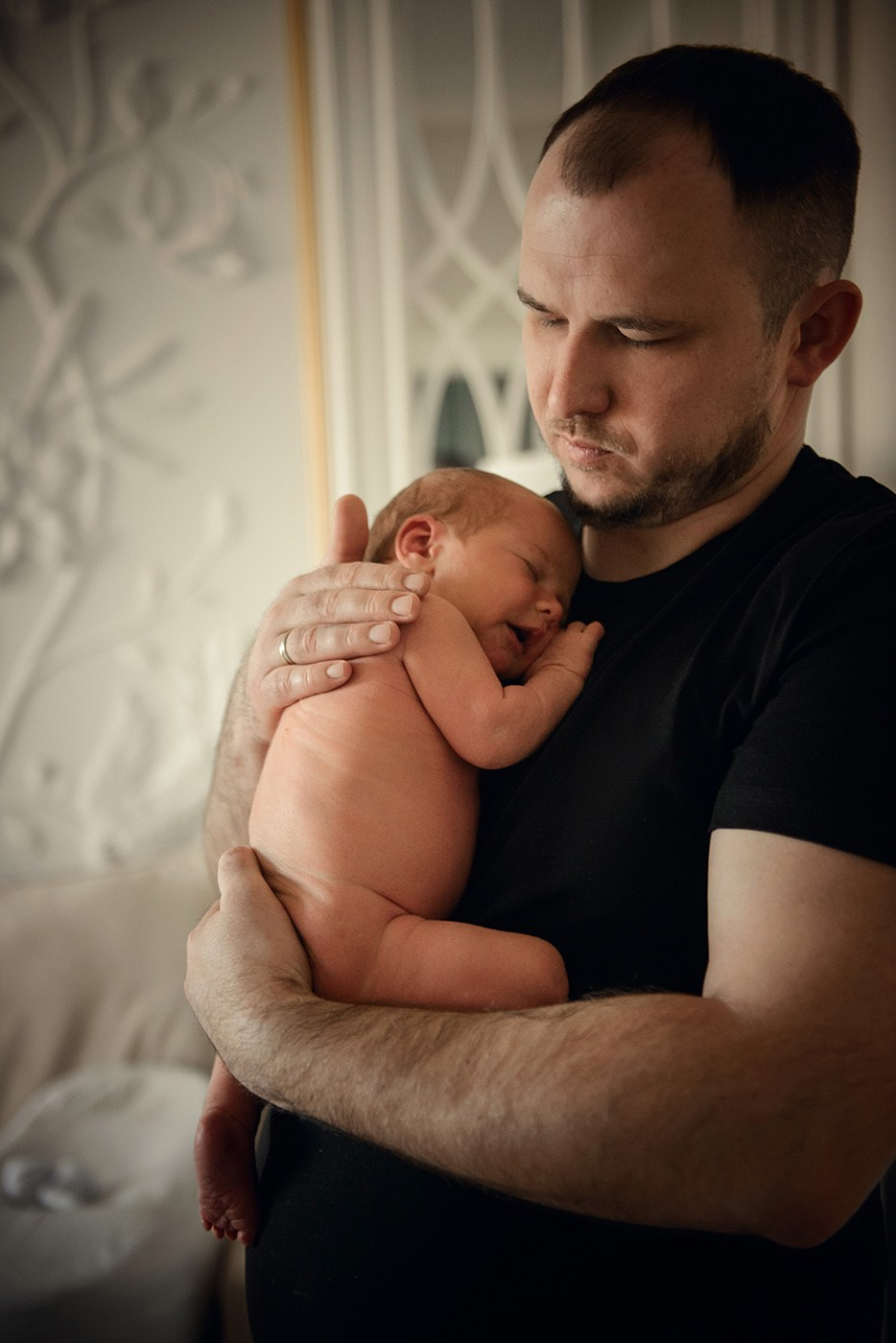 A family photo shoot at home, a family with a newborn baby. Photographer Elena Carruthers, Scotland