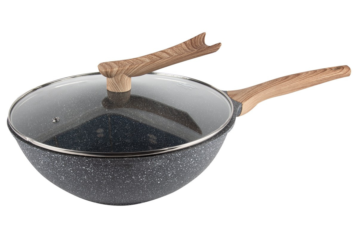 Сковородка вок с крышкой на белом фоне