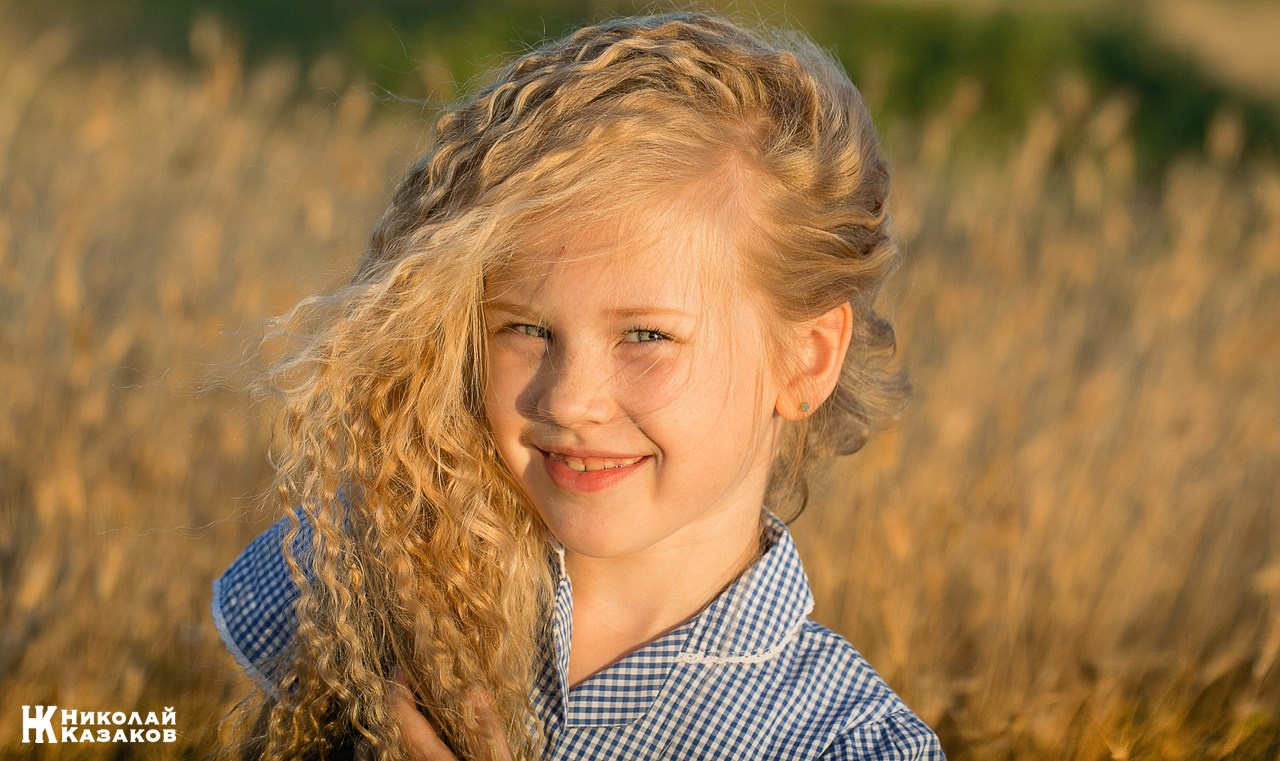 Детская фотосессия в поле на закате. Николай Казаков. Профессиональный фотограф. Преподаватель фотографии