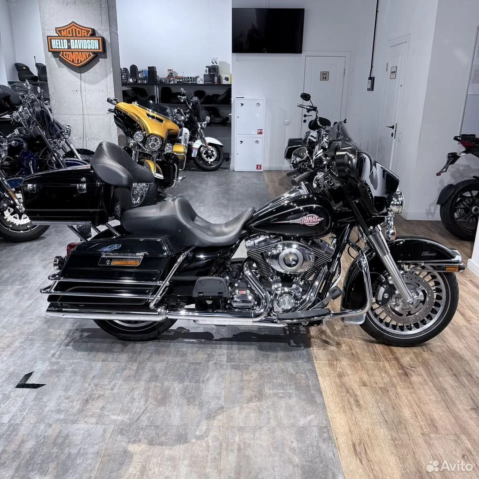 Купить Harley-Davidson 2010 HD Electra Glide (Vivid Black Double Stripe) (Touring) — подробнее на сайте. Hello Davidson, Москва. Только хорошие мотоциклы…