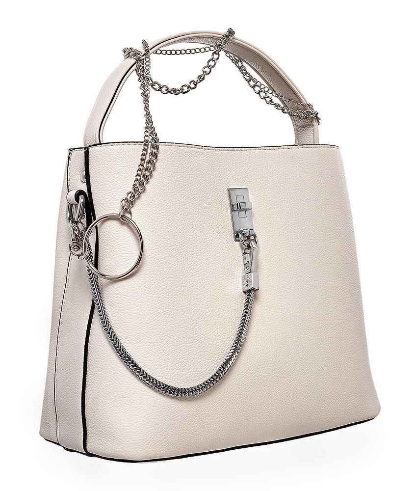 Женская сумка из натуральной кожи с цепочкой на белом фоне