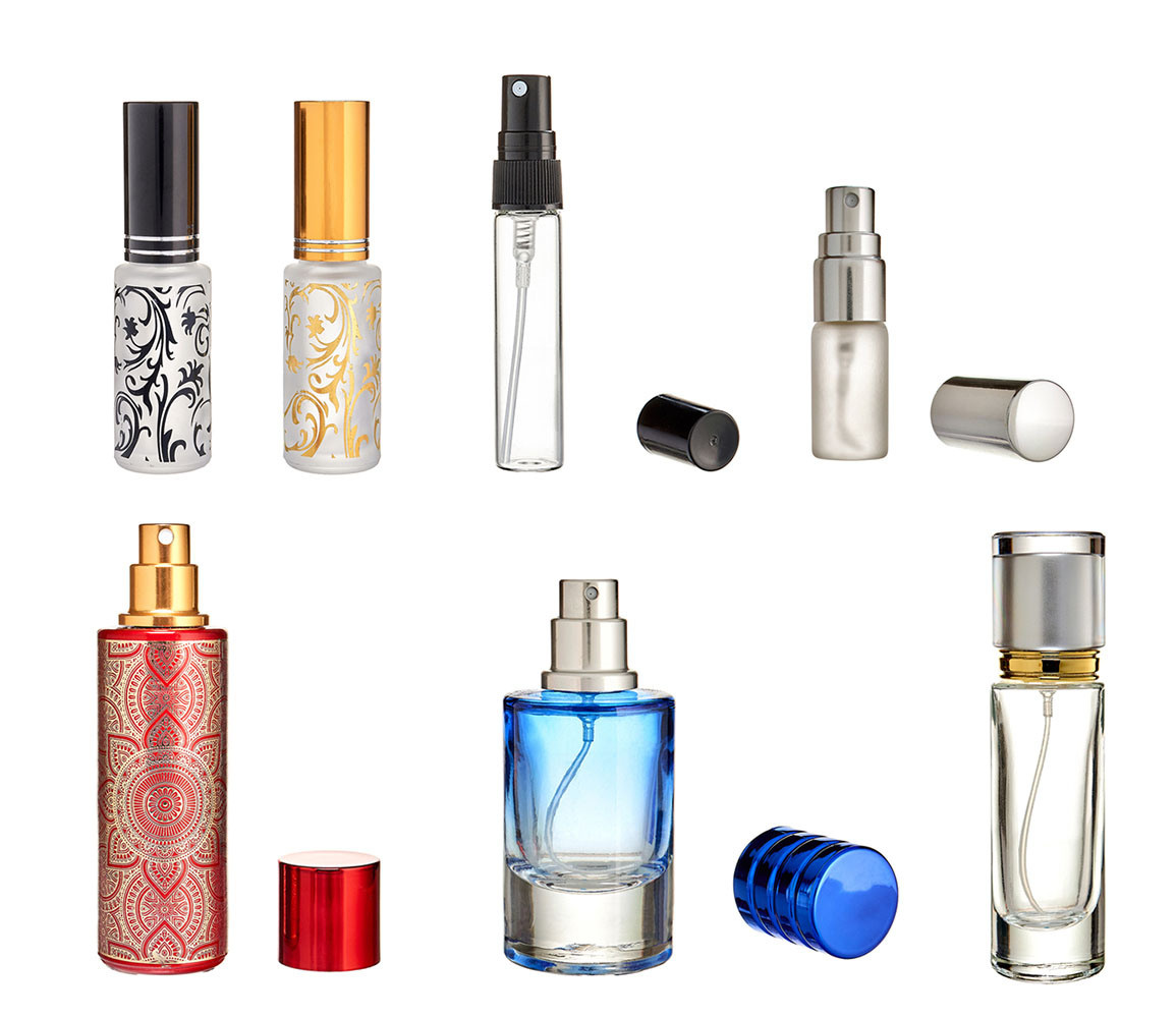 Несколько видов красивых стеклянных флаконов для духов различной формы и размера на белом фоне