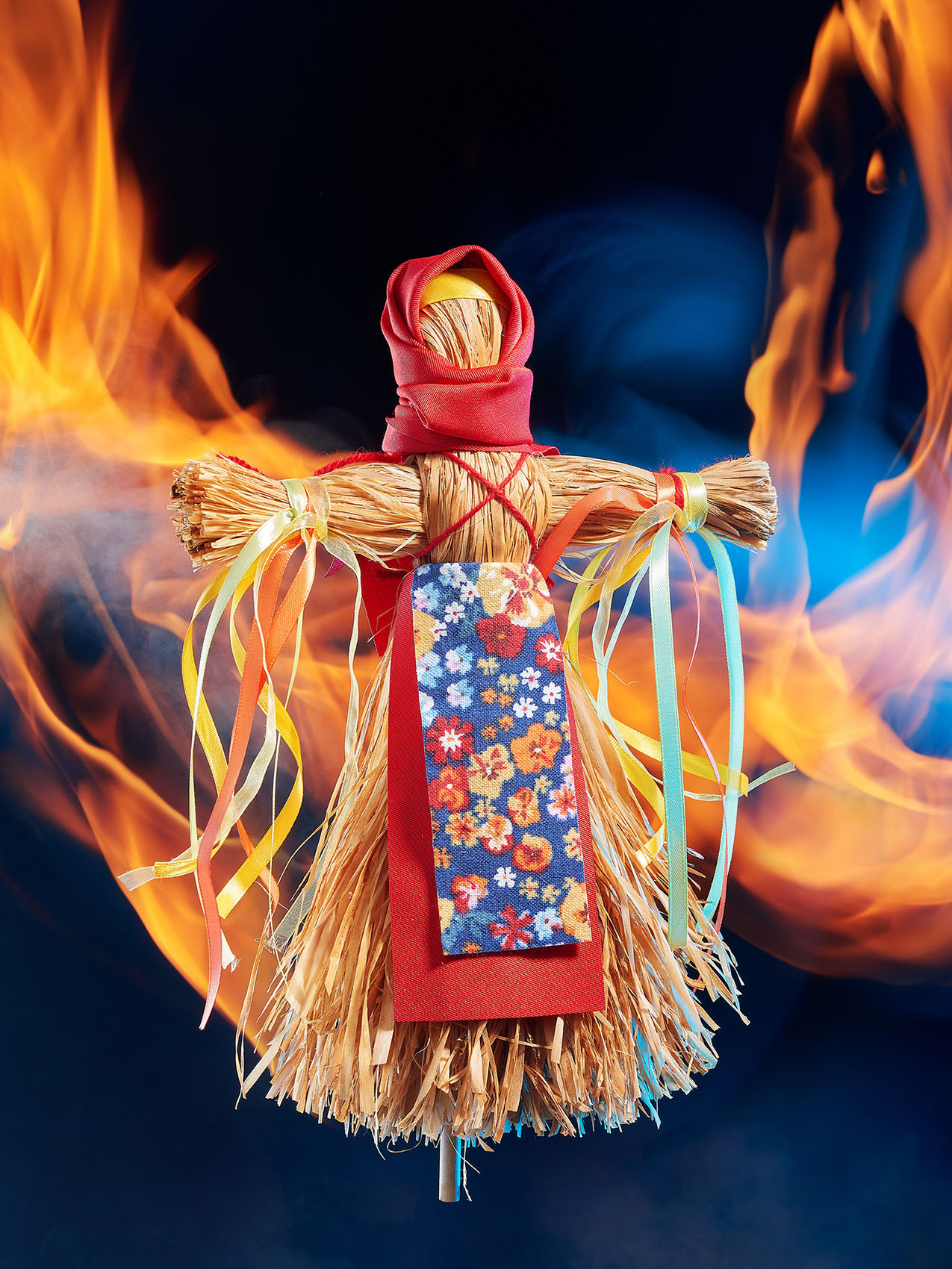 Чучело Масленицы ручной работы - эффект с огнём, съёмка в студии