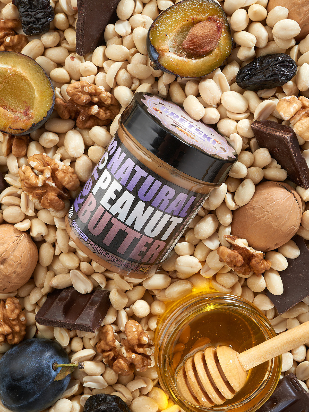Имиджевая фотография баночки арахисовой пасты в арахисе с медом, черносливом и шоколадом